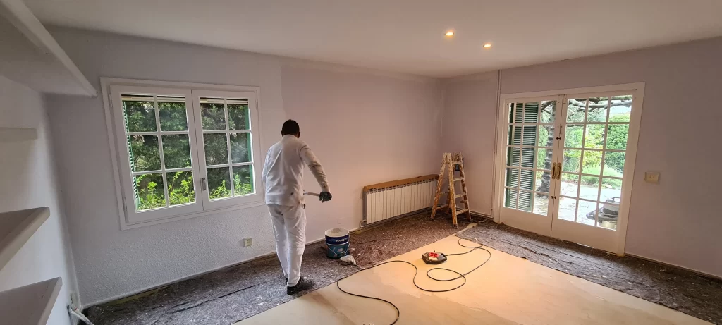 Pintar paredes en interior de casa en La Garriga
