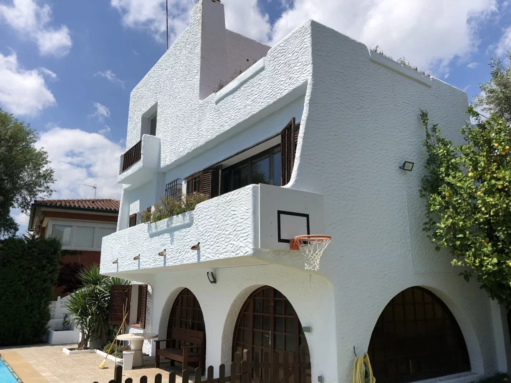 Fachada de una casa pintada en La Garriga